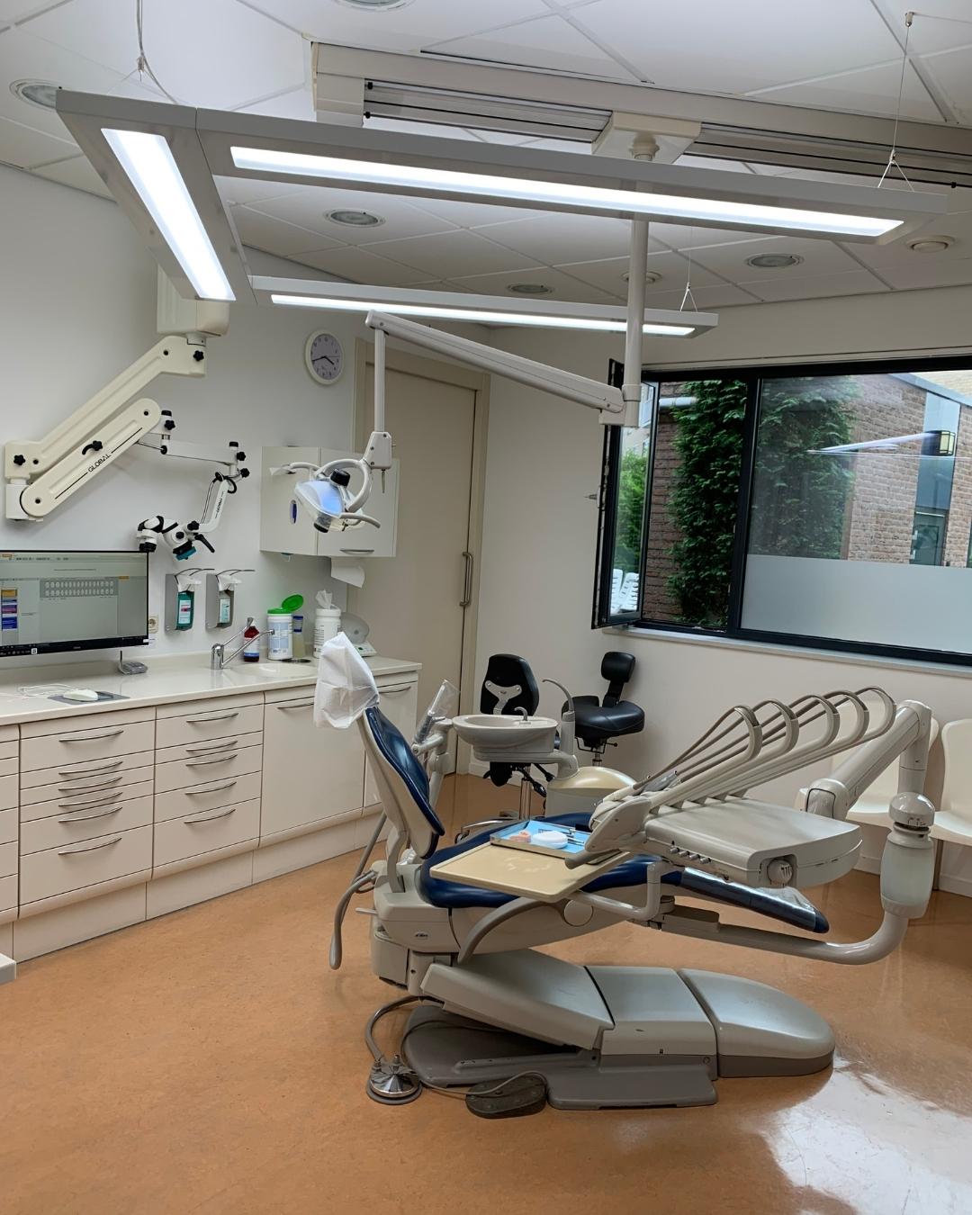 Treatment room lighting for dental clinic