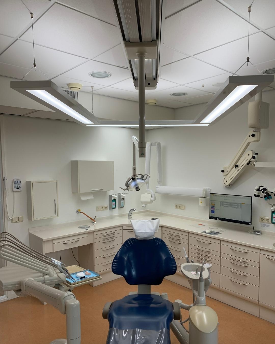 Treatment room lighting for dental clinic