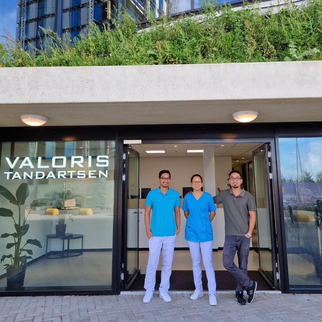 Valoris team in front of the clinic
