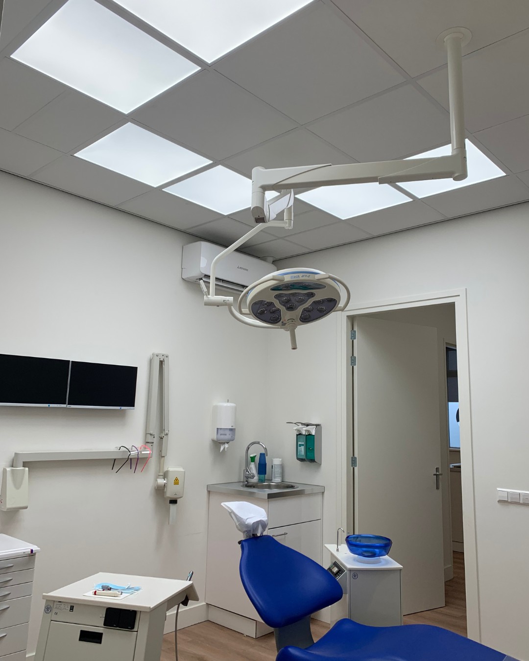 Dental treatment room lights