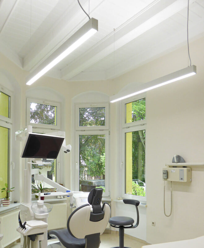DentLed PHL14 LED providing flicker-free light in Zahnarztpraxis Brand-Erbisdorf.