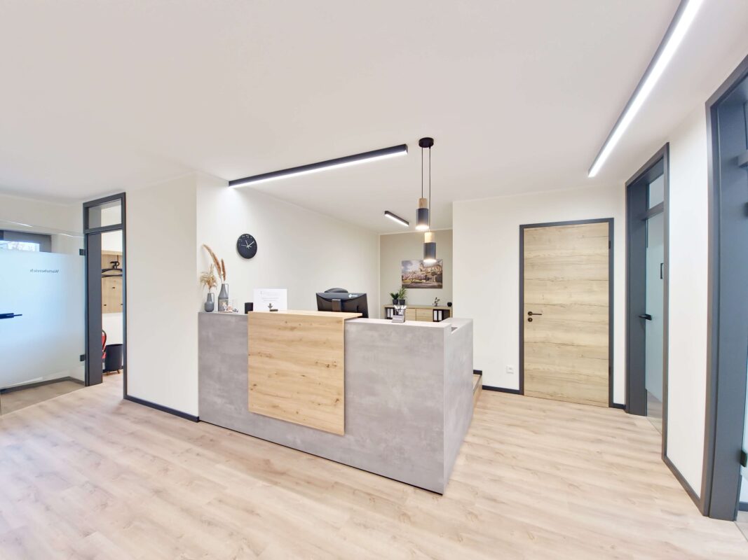 Clinic lobby in Mönchengladbach with DentLed daylight lighting installed by Yannick Hamcher.