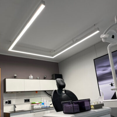 DentLed’s PHU White U-shaped full-spectrum lamp installed in a modern treatment room of a dental clinic in Melle for precision dental work.