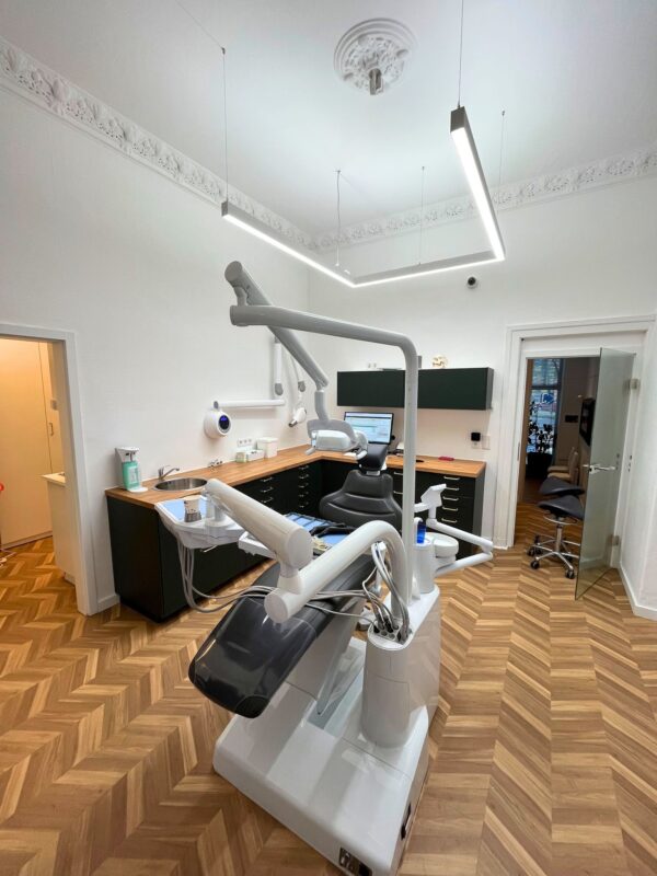 DentLED PHU U-Form at Berlin Schöneberg clinic.