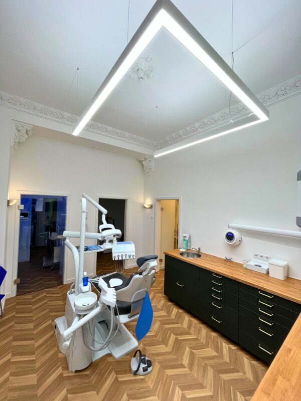Full-spectrum U-Form dental light Dr. Bakhtyari’s high-ceiling treatment room.
