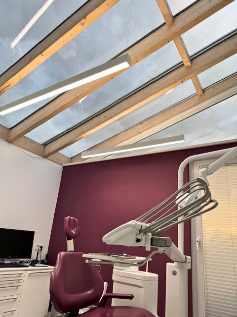 Dental practice renovation with Dentled full spectrum daylight LEDs – PVR150 ring lights above chairs and PHL light lines across the room.