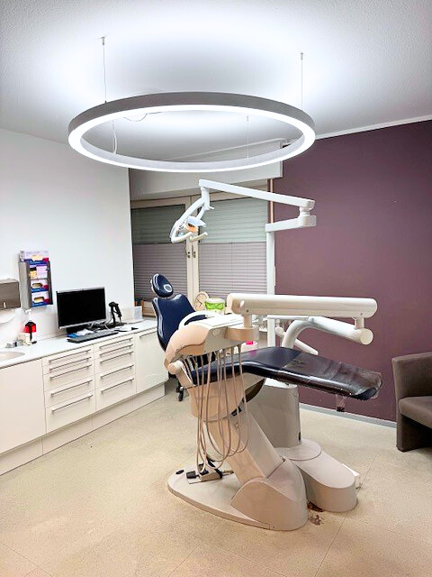 Ergonomic dental lighting installation in Dinslaken featuring Dentled PVR150 ring lights and PHL light lines for uniform illumination.