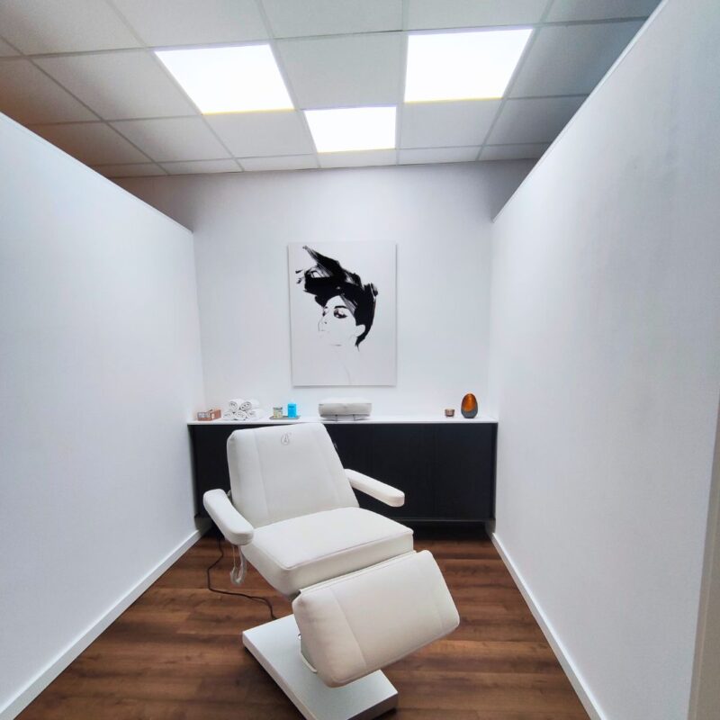 DL62 Dentled daylight LED lighting illuminating the treatment room at Brazilian Beauty by Ulysses in the Ruhr Area