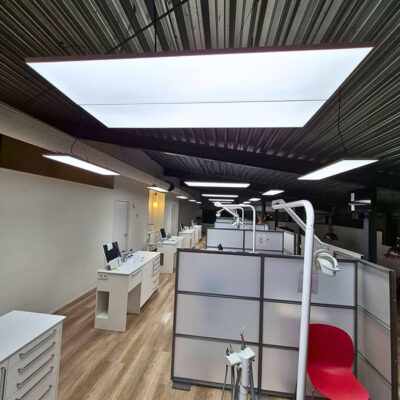 Orthodontie Amersfoort treatment room with high-frequency full-spectrum daylight panels, increasing lighting from 650 to 2000 lux for accurate colour matching and visual comfort