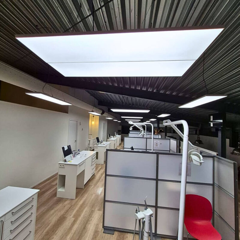 Orthodontie Amersfoort treatment room with high-frequency full-spectrum daylight panels, increasing lighting from 650 to 2000 lux for accurate colour matching and visual comfort