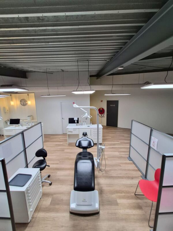 Orthodontie Amersfoort dental practice with tailor-made ceiling lighting solutions by Utrecht Dental B.V. and Dentallighthouse