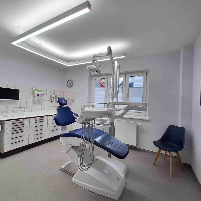 Renovated dental treatment room at Zahnarztpraxis Dipl. Stom. Claudia Kurbad featuring Dentled PHU full-spectrum daylight LED treatment lighting.