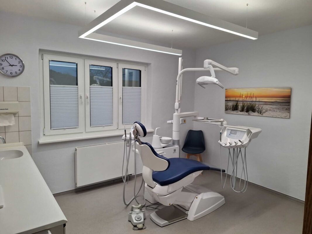 Dentled PHU treatment lighting providing uniform full-spectrum daylight illumination in a renovated dental room at Zahnarztpraxis Dipl. Stom. Claudia Kurbad.