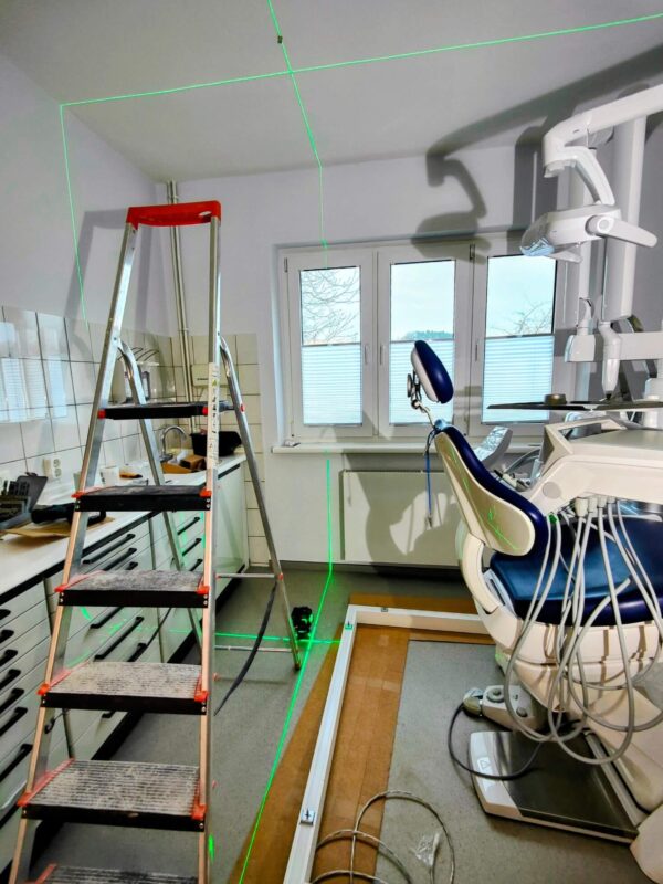 Modern dental treatment room equipped with Dentled PHU full-spectrum daylight LED lighting at Zahnarztpraxis Dipl. Stom. Claudia Kurbad.