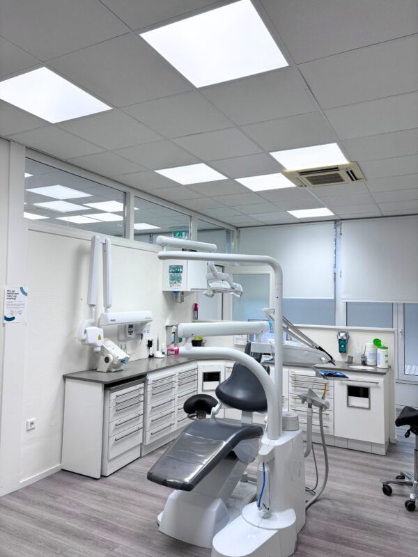 Modern dental treatment rooms at De Oude Vest, Middelburg, featuring DentLED DL60 full-spectrum daylight LED panels for optimal patient care and team comfort.