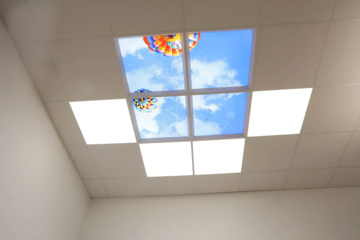 Modern M+W Dental showroom in Büdingen with A-dec dental chairs, Dentled DL62 full-spectrum LED panels, photo panels, and uniform natural daylight lighting.