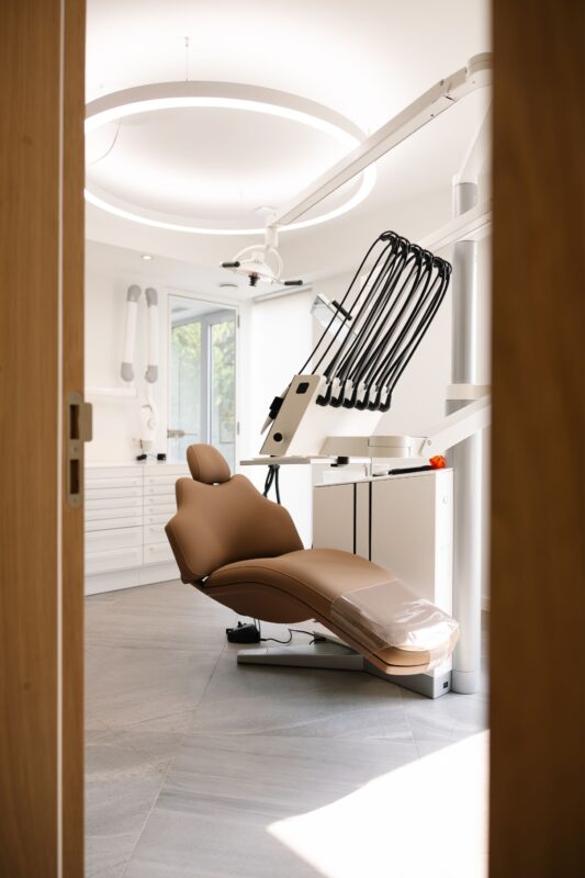Ergonomic dental workspace at Pearl Dental Group’s second practice by Croonen Dental with XO CARE units and DentLED PVR150 daylight lighting.