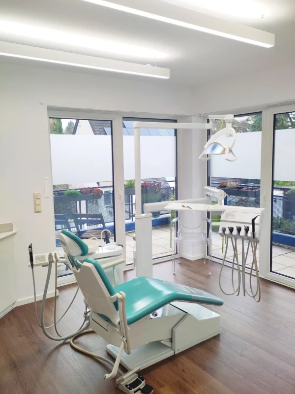 PHL18 bi-directional 5000K lighting improving ergonomics at Zahnarztpraxis Rathke, Brühl.