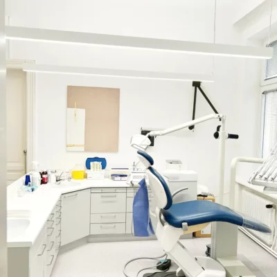 Dentled PHL22 full spectrum dental light installed in treatment room at Dr Markus Pifl dental clinic in Vienna