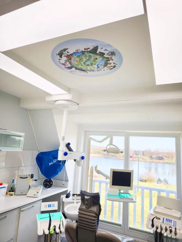 DL120 5000K full spectrum LED lighting system installed in Zahnarztpraxis Wendland treatment room, combining glare-free clinical lighting with soothing ceiling visuals.