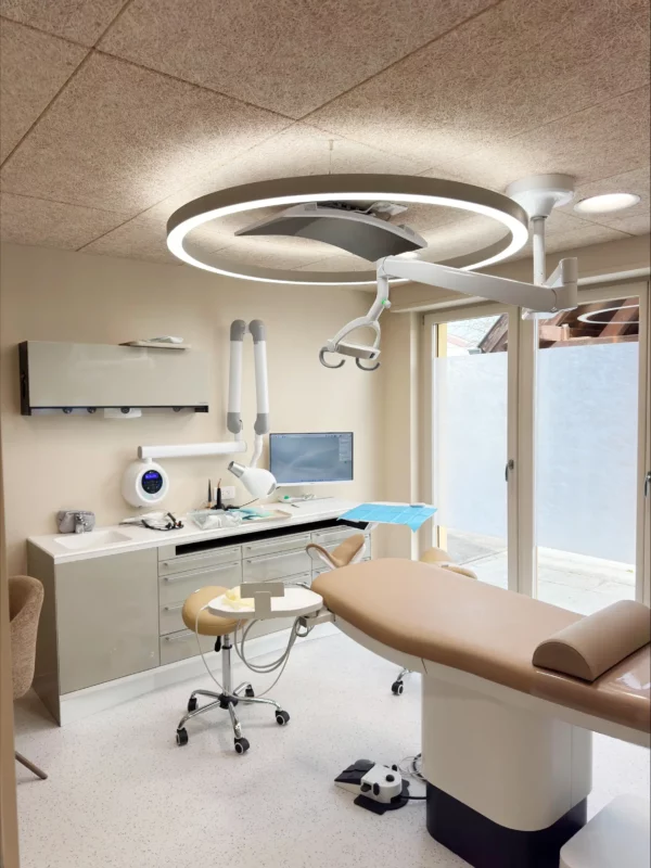 Dr. Dominguez Dental Clinic treatment room equipped with Dentled PVR150 full spectrum LED ring light for accurate color rendering.