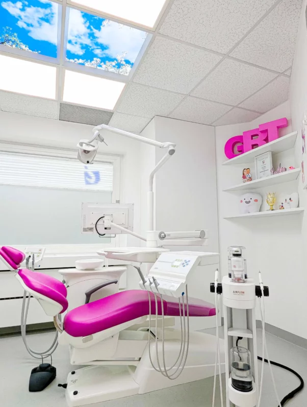 Bright dental treatment room at Zahnarztpraxis Dr. Grünewald equipped with DL62 daylight LED panels and relaxing nature ceiling visuals.