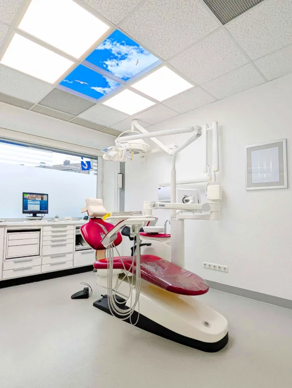 Upgraded treatment room with Dentled photo ceiling panels and natural daylight LED lighting at Zahnarztpraxis Dr. Grünewald.