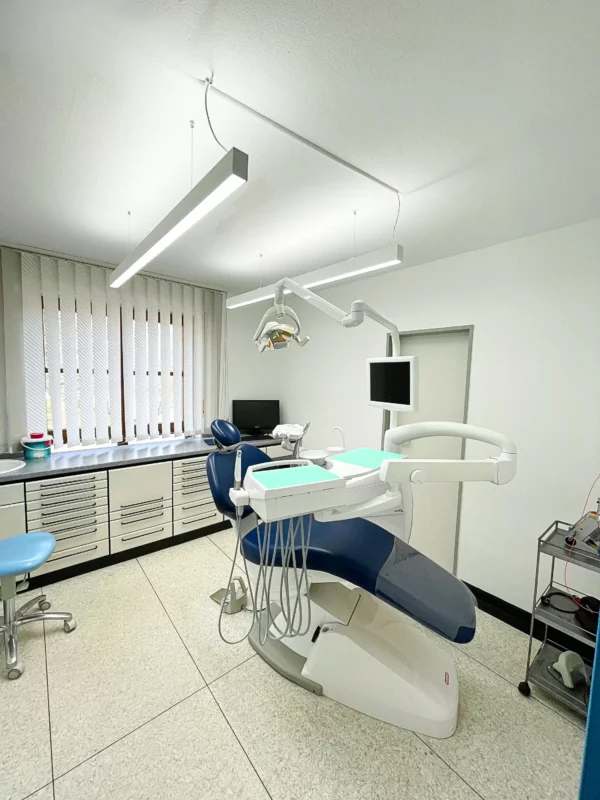 Janko Fischer Dental Practice equipped with Dentled PHL18 LED lighting for optimal visibility and precision