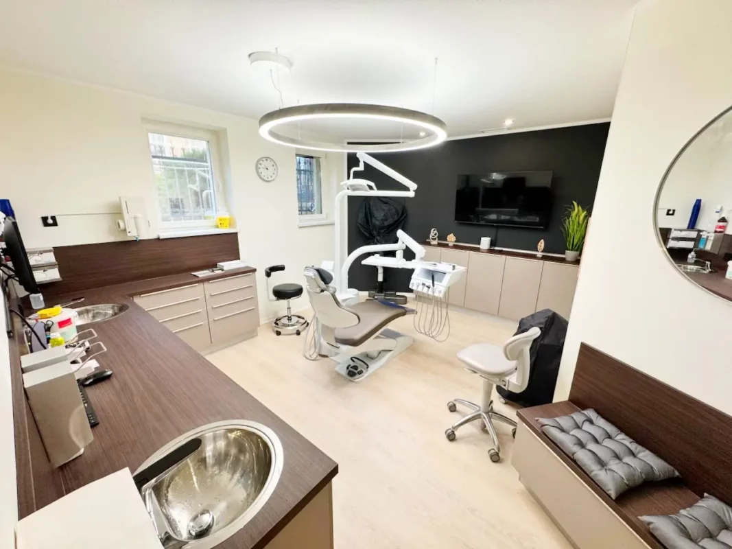 High-performance Dentled PVR150 dental light with CRI98+ installed in a modern clinic setting