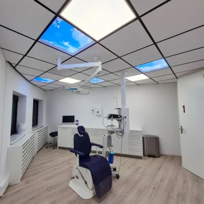 Dentled photo ceiling panels enhancing the modern interior of OraMax Clinics Breda dental practice.