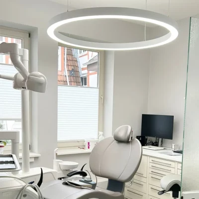 Dentled PVR120 Ring installed in the treatment room at Zahnarztpraxis Herrmann & Langl providing professional full spectrum dental lighting.
