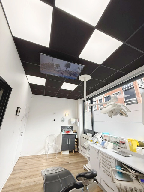 Dental treatment room in Le Havre with five 5000K full daylight spectrum LED ceiling panels