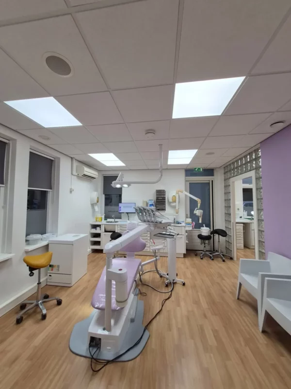 Dental treatment room in Hardenberg with DentLED DL60 full-spectrum daylight LED lighting