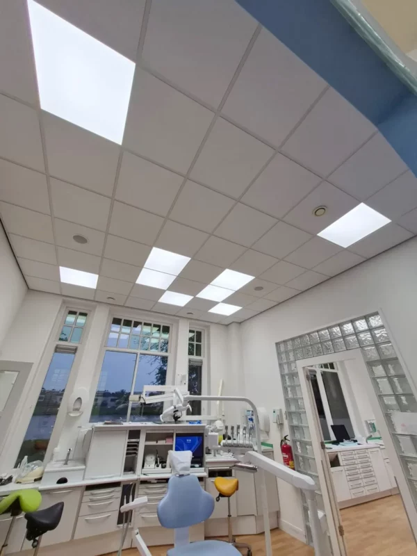 DentLED DL60 daylight LED panels illuminating a dental treatment room at De Merelhof in Hardenberg