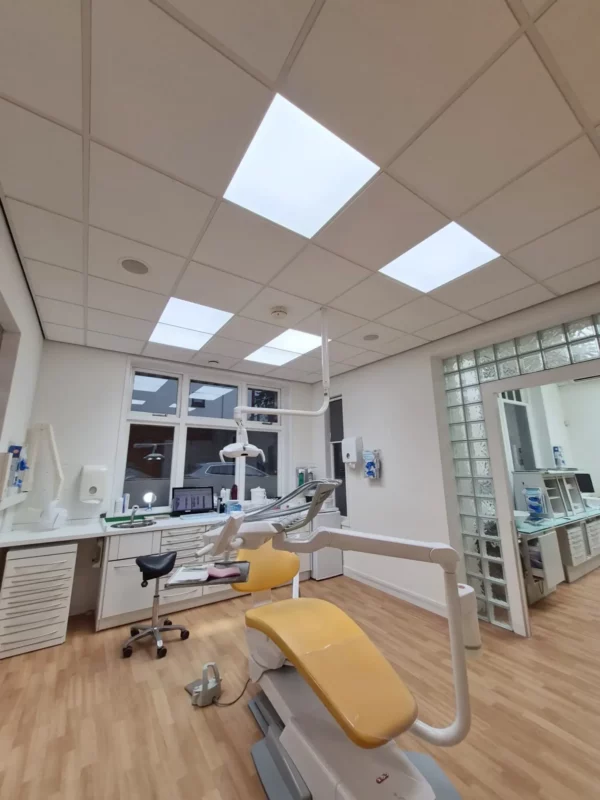 DentLED DL60 LED panels providing full-spectrum daylight lighting in a dental treatment room in Hardenberg